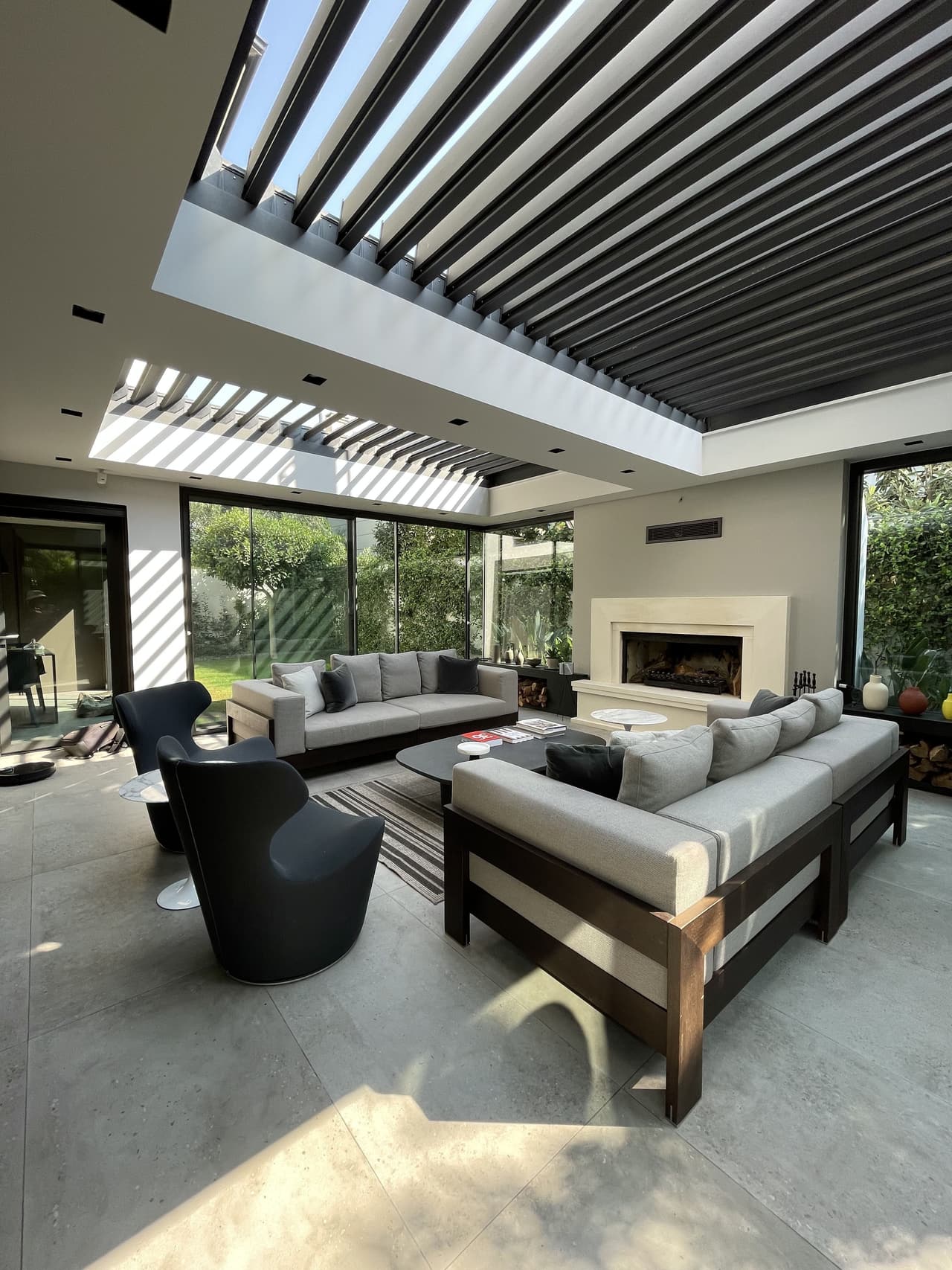 Adjustable aluminum louvers above a garden lounge