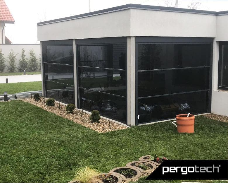 Guillotine glass enclosure in a rooftop garden