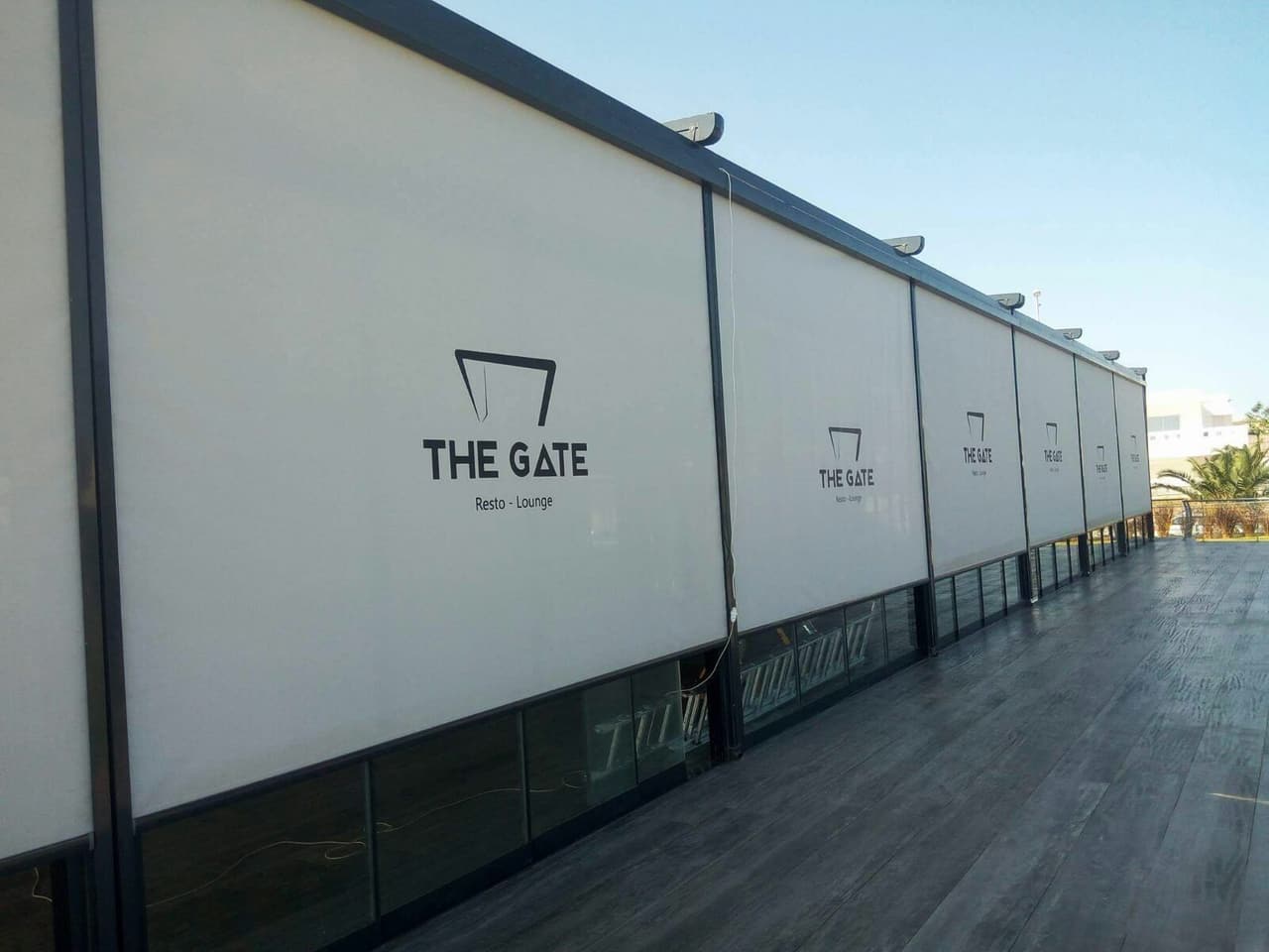 Long terrace façade fitted with zip screens